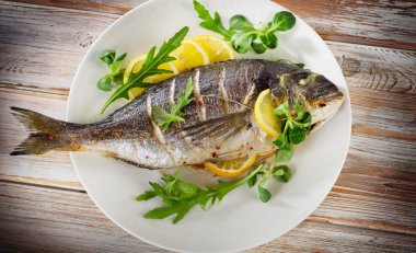 Fried dorado plaka üzerinde