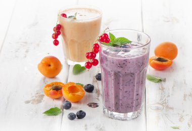 Smoothies çilek bir kahvaltı ile.