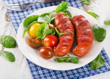 Kızarmış sosis taze sebze ile