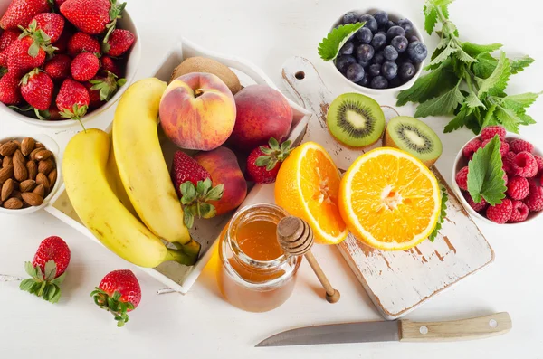 Frutas frescas mezcladas, miel y bayas —  Fotos de Stock