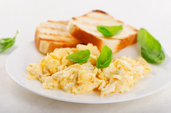 Υγιεινό πρωινό για ανακατωμένα αυγά και τοστ. — Φωτογραφία Αρχείου