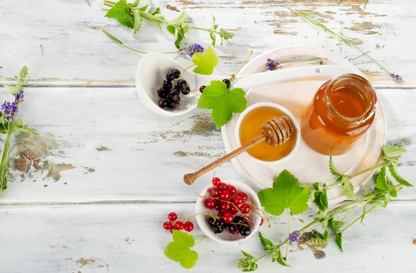 Burk honung med honung strömstare — Stockfoto