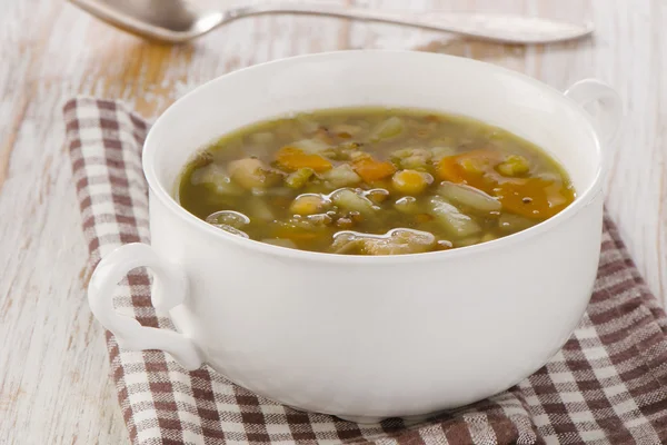 Sopa con Lentejas, Frijoles, Pollo y Verduras —  Fotos de Stock