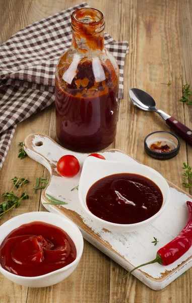 Skåle af tomat og bbq sauce - Stock-foto