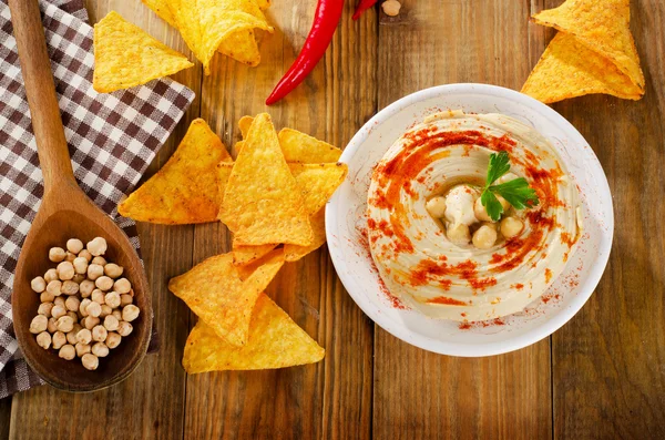 Hummus med nachos ovanifrån — Stockfoto