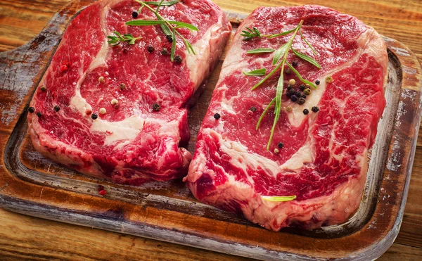 Ribeye steaky na prkénku — Stock fotografie