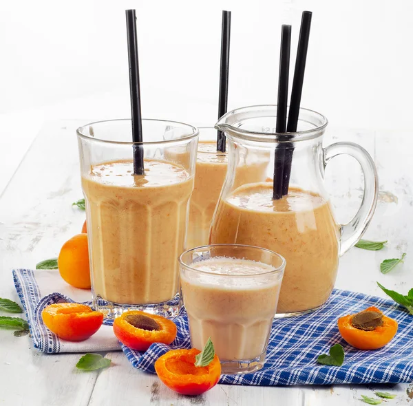 Fruchtige Shakes mit frischen Früchten — Stockfoto