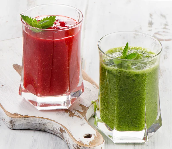 Healthy smoothies on  a white wooden table. — Stock Photo, Image