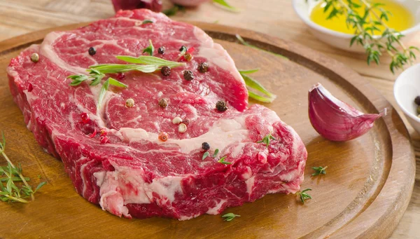 Syrový hovězí steak — Stock fotografie