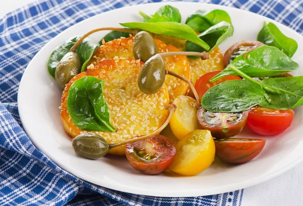 Queijo halloumi com alcaparras — Fotografia de Stock