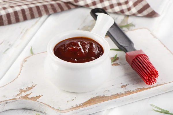 BBQ saus in witte kom — Stockfoto