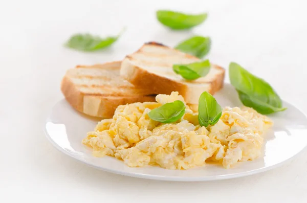 Ontbijt met roerei en toast. — Stockfoto