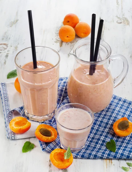 Φρουτώδες Smoothie με φρέσκα φρούτα. — Φωτογραφία Αρχείου