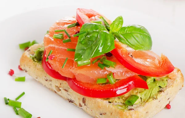 Sanduíche de cereais saudável com salmão . — Fotografia de Stock