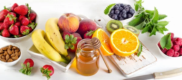 Fructe proaspete amestecate, miere și fructe de pădure . — Fotografie, imagine de stoc