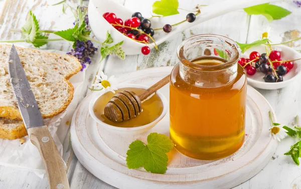 Мед, ягоды и тосты на завтрак . — стоковое фото