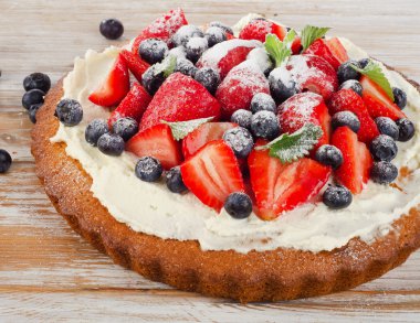 taze çilek ile pasta