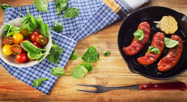 Kızarmış sosis ve taze sebze