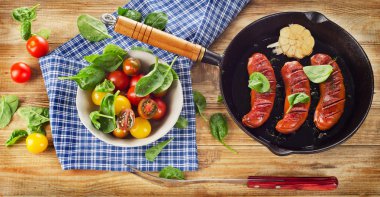 Kızarmış sosis ve taze sebze