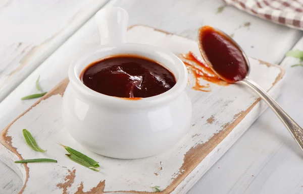 Bowl of bbq sauce and spoon — Stock Photo, Image