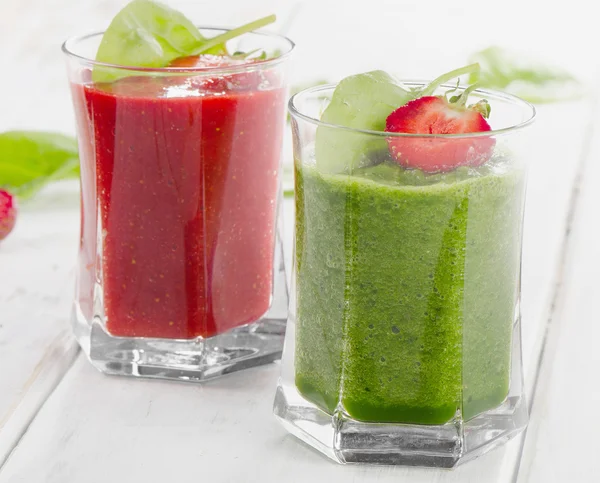 Smoothies aux épinards et aux fraises — Photo