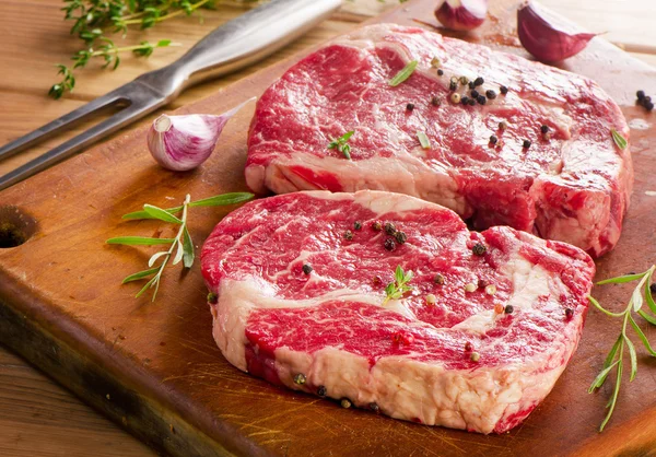 Sığır eti biftek taze biberiye ve kekik — Stok fotoğraf