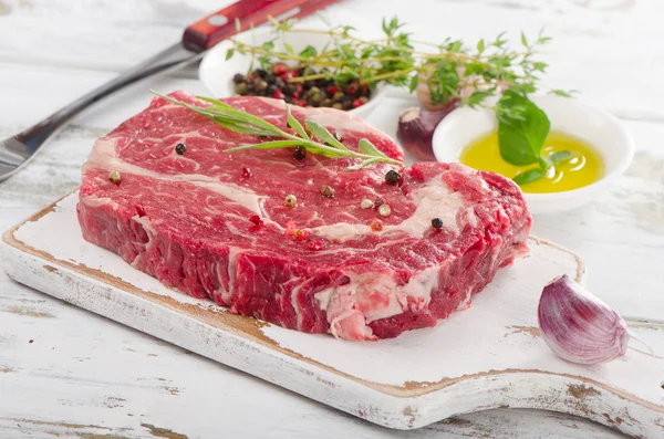 Filetes de Ribeye con aceite de oliva —  Fotos de Stock