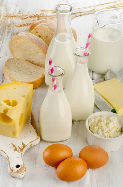 Молочные продукты, хлеб и яйца — стоковое фото
