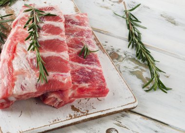 Bir rosemary ile ham yedek kaburga