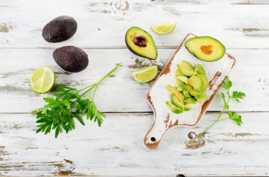 Kesme tahtasındaki avokado.