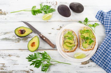 Sandviç dilimlenmiş avokado ile