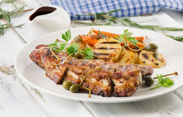 Costelas e legumes de porco grelhados — Fotografia de Stock