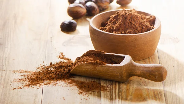 Poudre de cacao dans une cuillère . — Photo