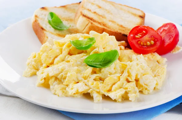 Rührei mit Basilikum und Tomaten. — Stockfoto