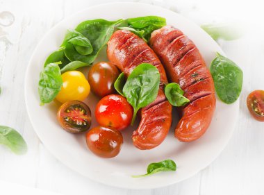 Kızarmış sosis ve domates