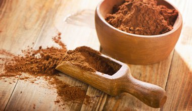 Tahta kepçeyle kakao tozu. 