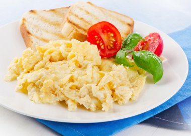 Omlet fesleğen ve domates ile.
