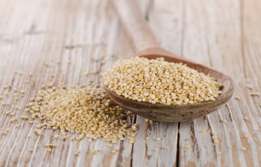 Quinoa tohumlar closeup ahşap arka plan üzerinde.