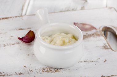 Beyaz ahşap tahta Resh sarımsak sosu