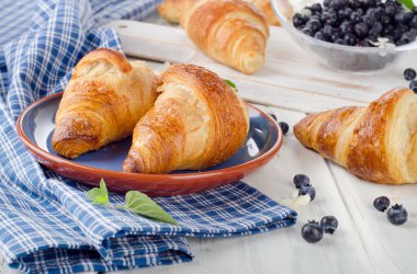 Kruvasan kahvaltı çilek ile. 