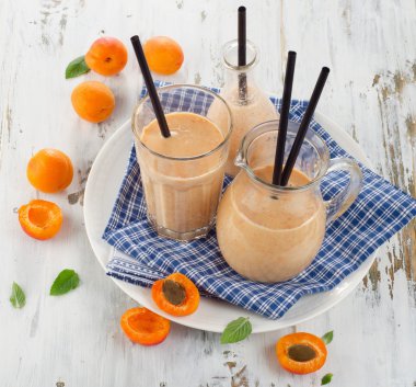 Payet ile cam sürahi taze yüzlü.