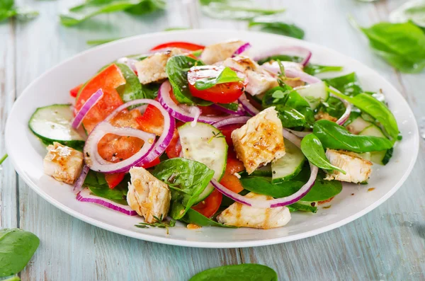 Fresh salad with grilled chicken breast. — Stock Photo, Image