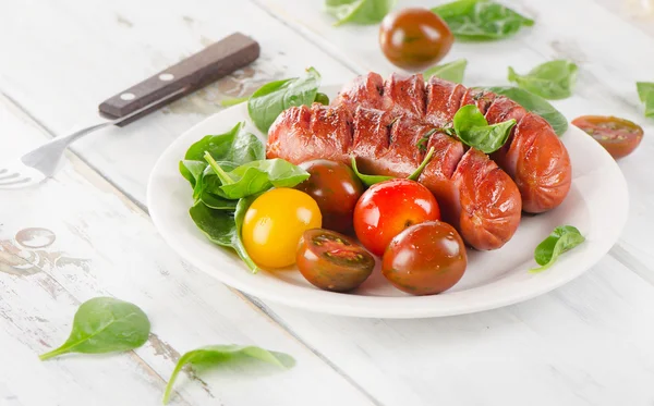 Geroosterde worstjes en tomaten — Stockfoto