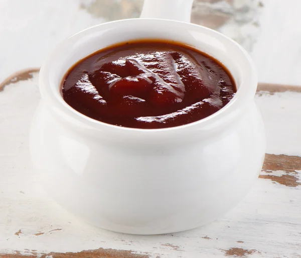 Weiße Schüssel mit Barbecue-Sauce. — Stockfoto