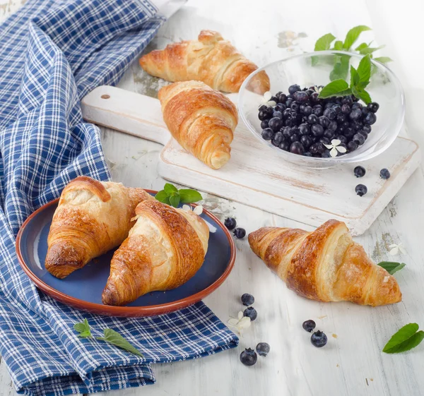 A bogyók, a reggeli friss croissant. — Stock Fotó
