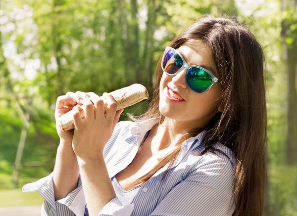 Young girl eating  sandwich outdoors. — Stock Photo, Image