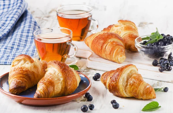 A csésze fekete Tea a reggeli croissant. — Stock Fotó
