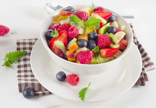 Salada saudável com frutas e bagas . — Fotografia de Stock