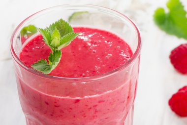 Beyaz masa günü kahvaltıda ahududu güler yüzlü.