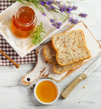 Kavanoz bal ve kahvaltı tost.